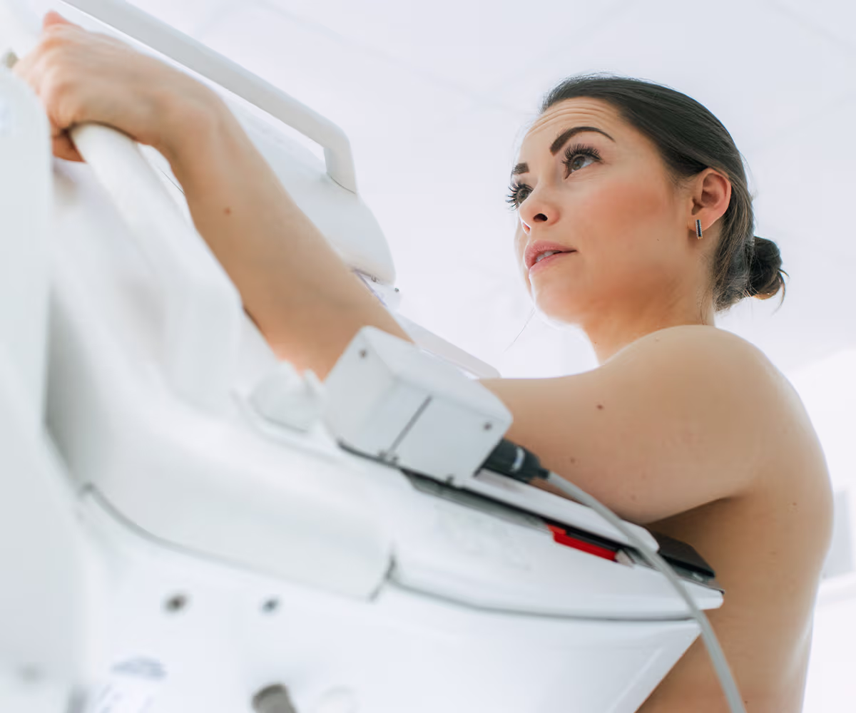 Mammogram Accent image showing a woman getting a mammogram